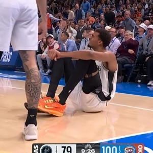 夹腿垫脚撞膝盖，文班被干倒6次！遭遇雷霆武术队，气得扭头就走